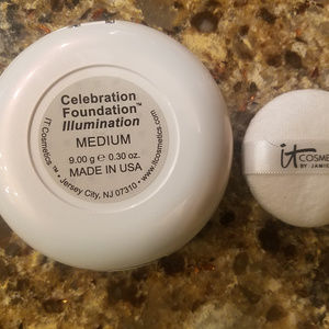 IT Cosmetics Celebration Illumination Med - EUC!